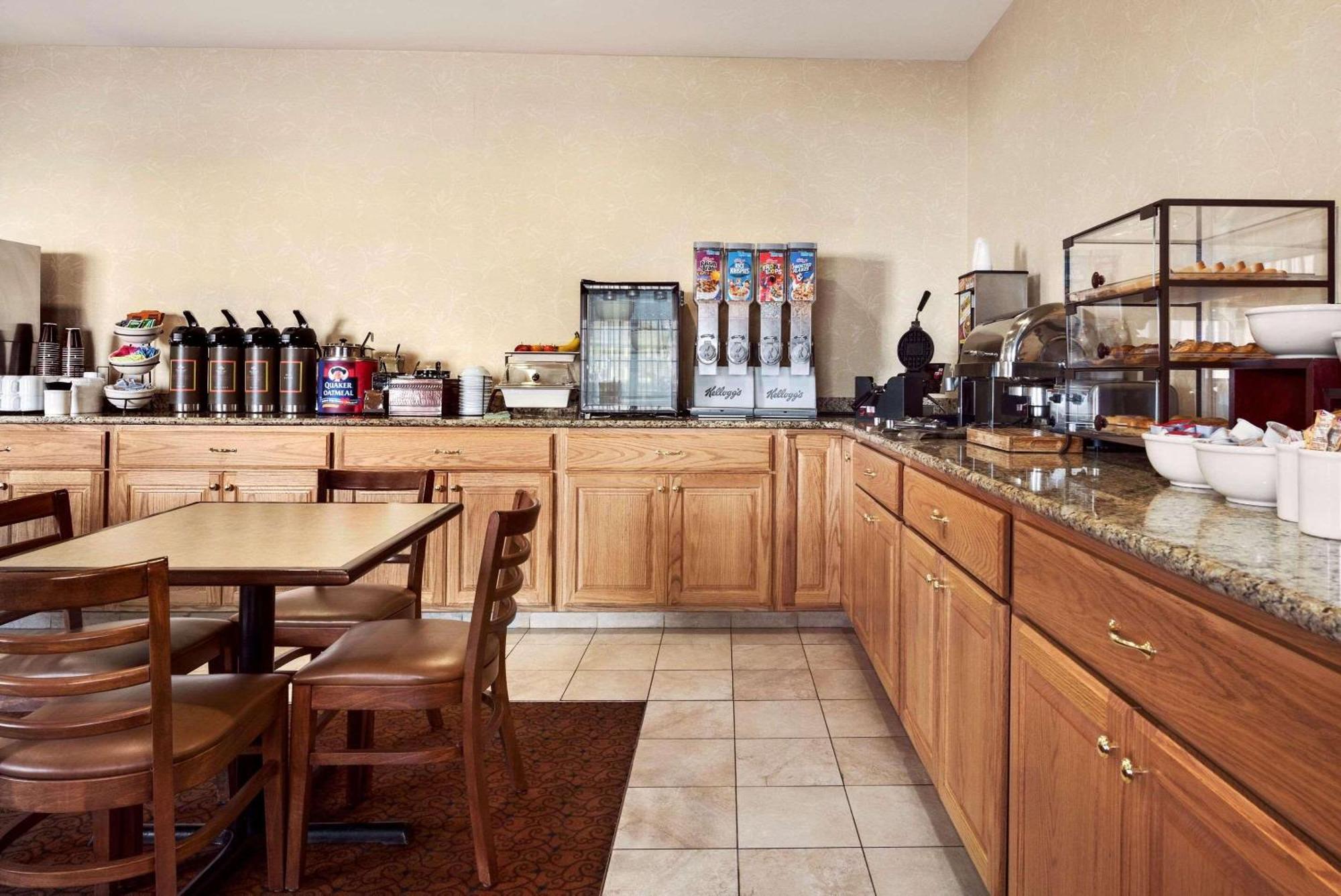 Country Inn & Suites By Radisson, Clinton, Ia Εξωτερικό φωτογραφία