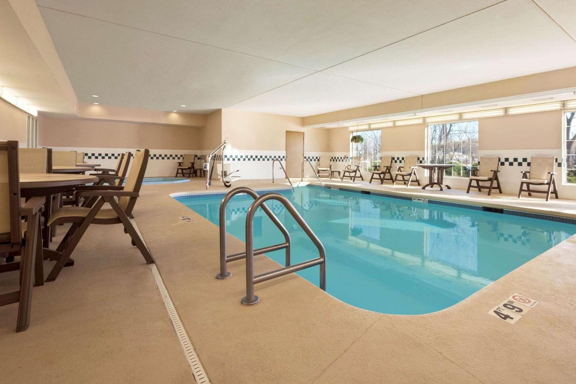 Country Inn & Suites By Radisson, Clinton, Ia Εξωτερικό φωτογραφία